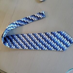 Bachrach Mens silk tie Blue Geometric